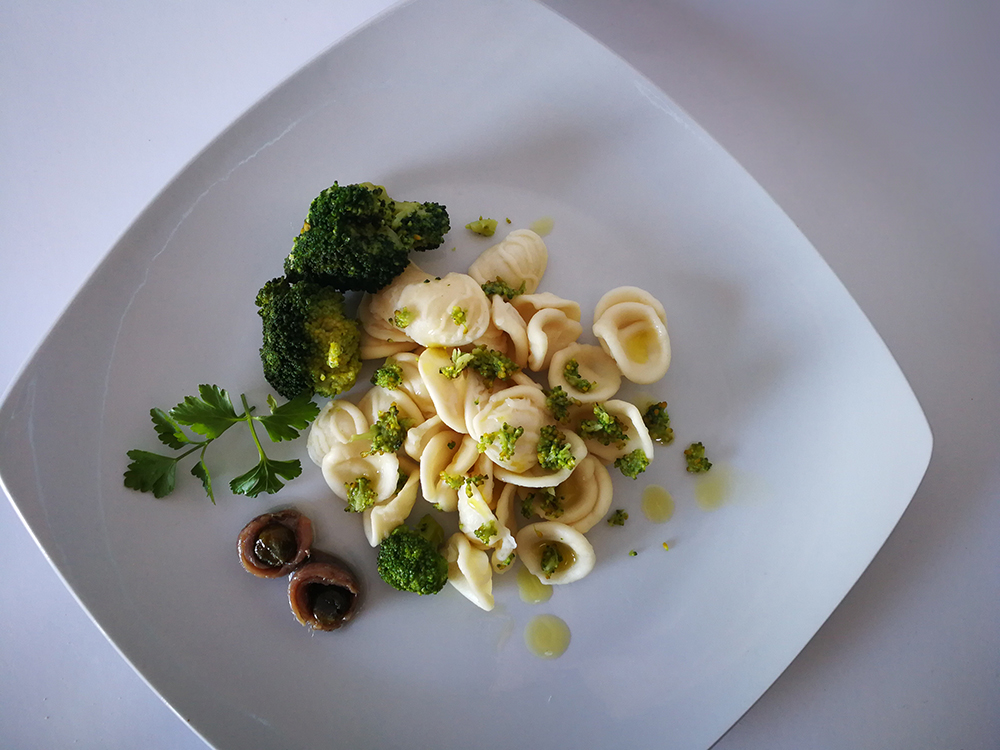 Orecchiette con broccoli e acciughe